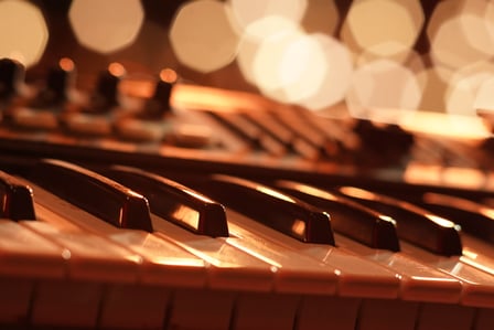vecteezy_a-piano-is-seen-in-a-beautiful-and-romantic-setting-the_15617745_856