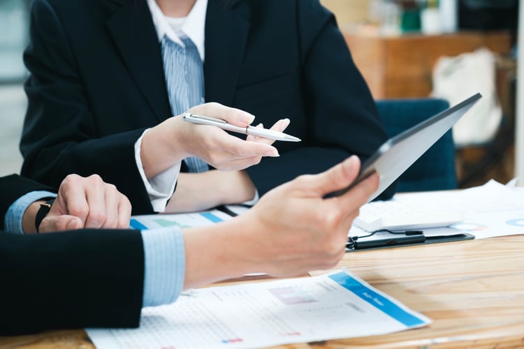 vecteezy_business-people-discussing-business-strategy_23852954_463